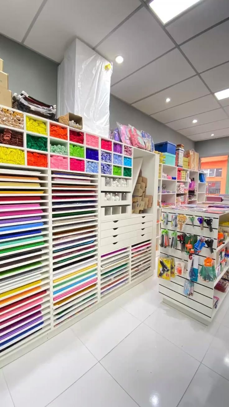 Estante con útiles escolares